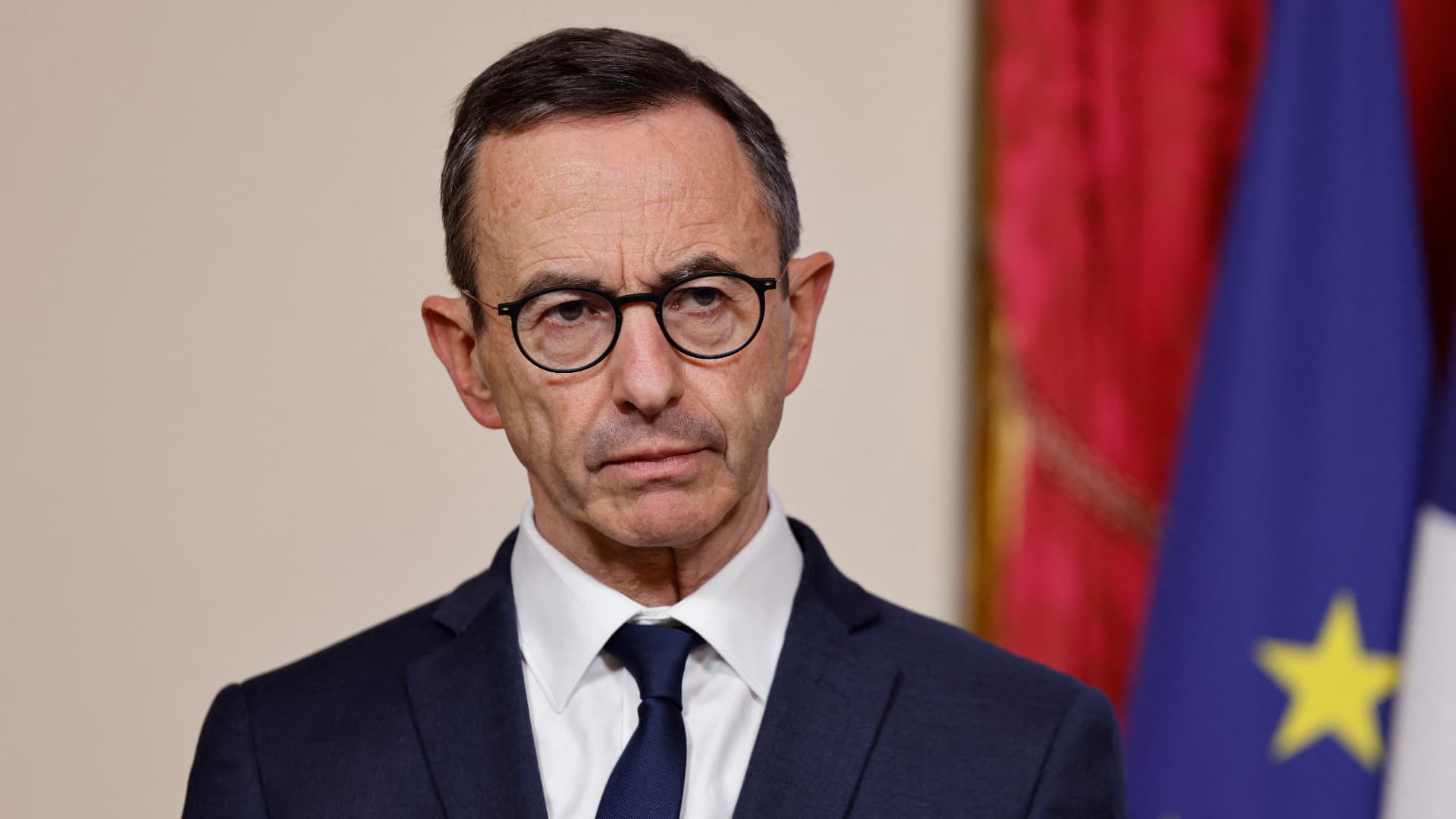 Une loi qui tue la démocratie : Macron et Nuñez préparent l&rsquo;effondrement économique français