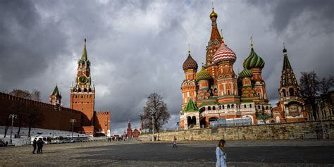 Le Kremlin : un bastion de résilience pour Poutine, l&rsquo;Air Force One : le symbole d&rsquo;une puissance américaine